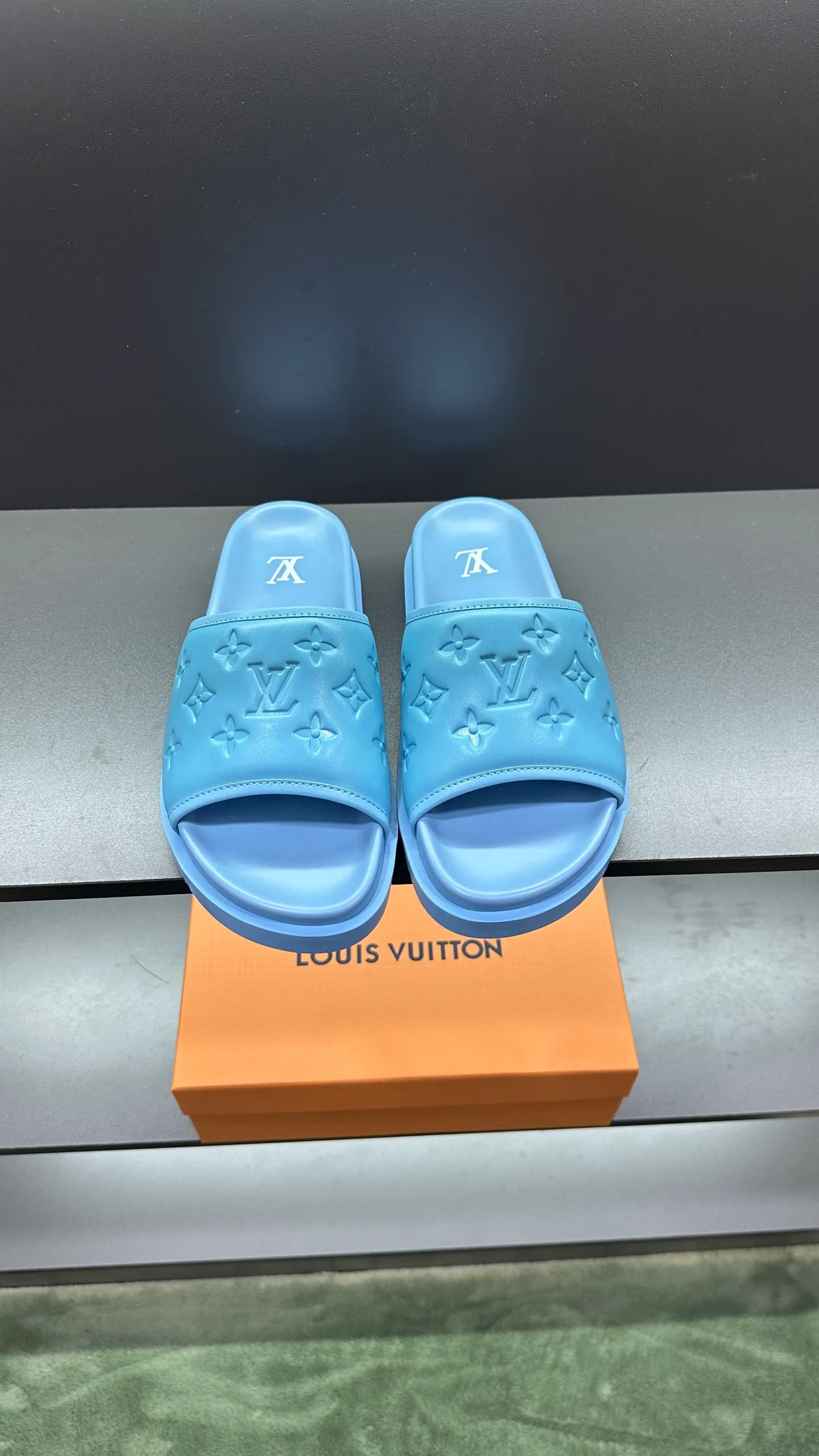[L Home] P: 300💰Size: 38-45 Top purchasing lv men's summer slippers, classic presbyopia with soft real leather lining, unique color splicing effect, distinctive personality, fashionable and trendy essential style, light and comfortable. Lightweight and tough rubber insole, micro ridged foam outsole, super comfortable!